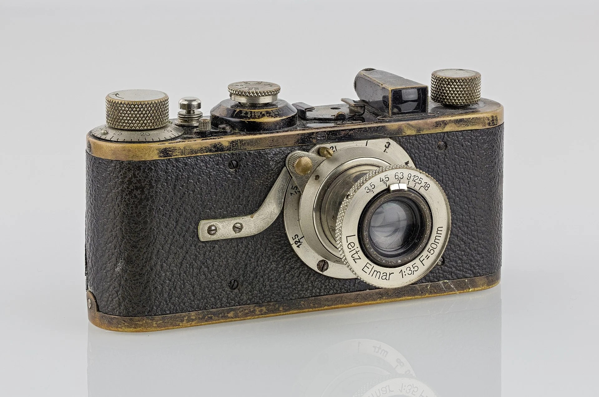 1920px-LEI0060_186_Leica_I_Sn.5193_1927_Originalzustand_Front-2_FS-15