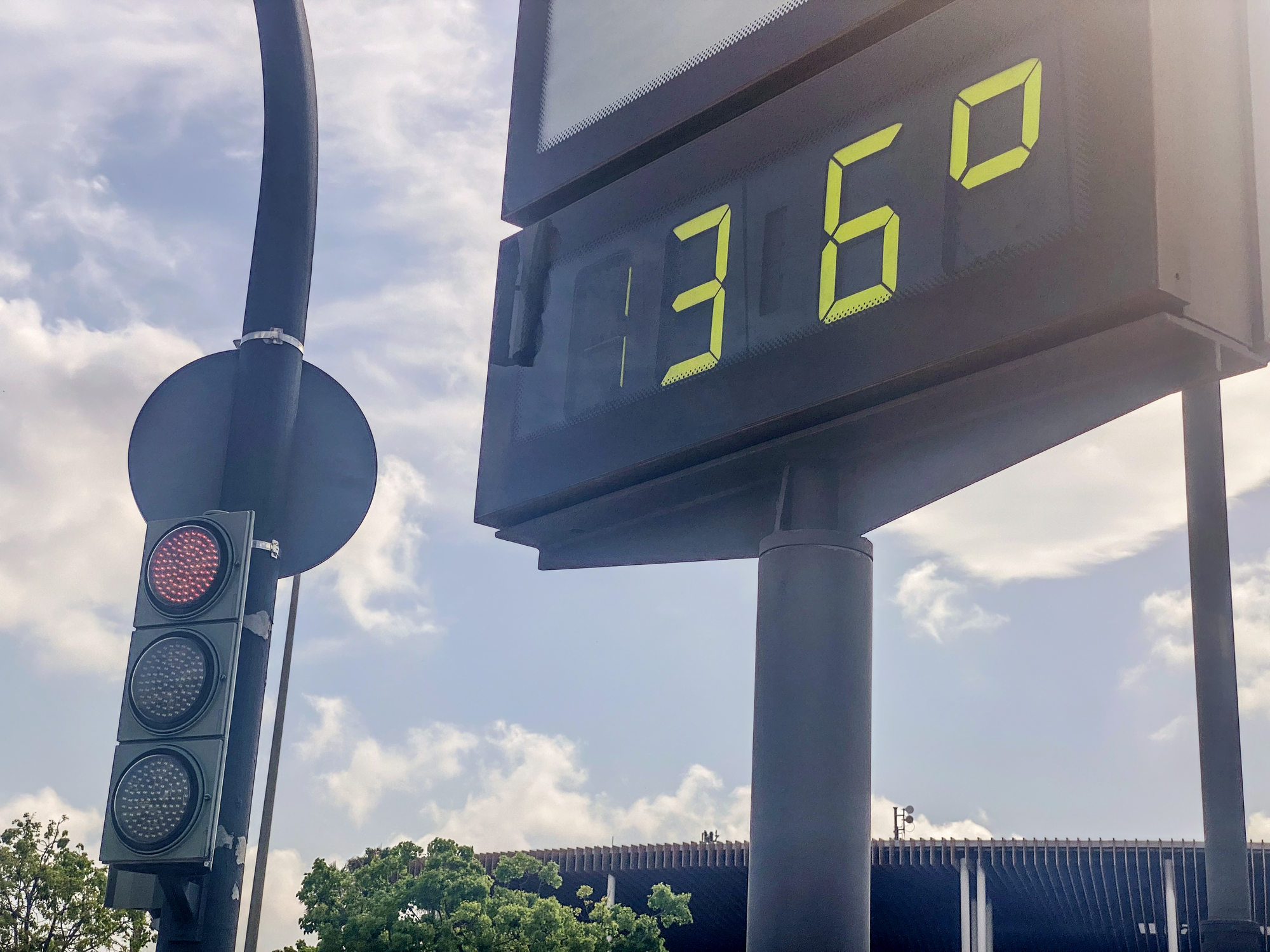 7 trucos para ahorrar bater&iacute;a en el m&oacute;vil con el calor 