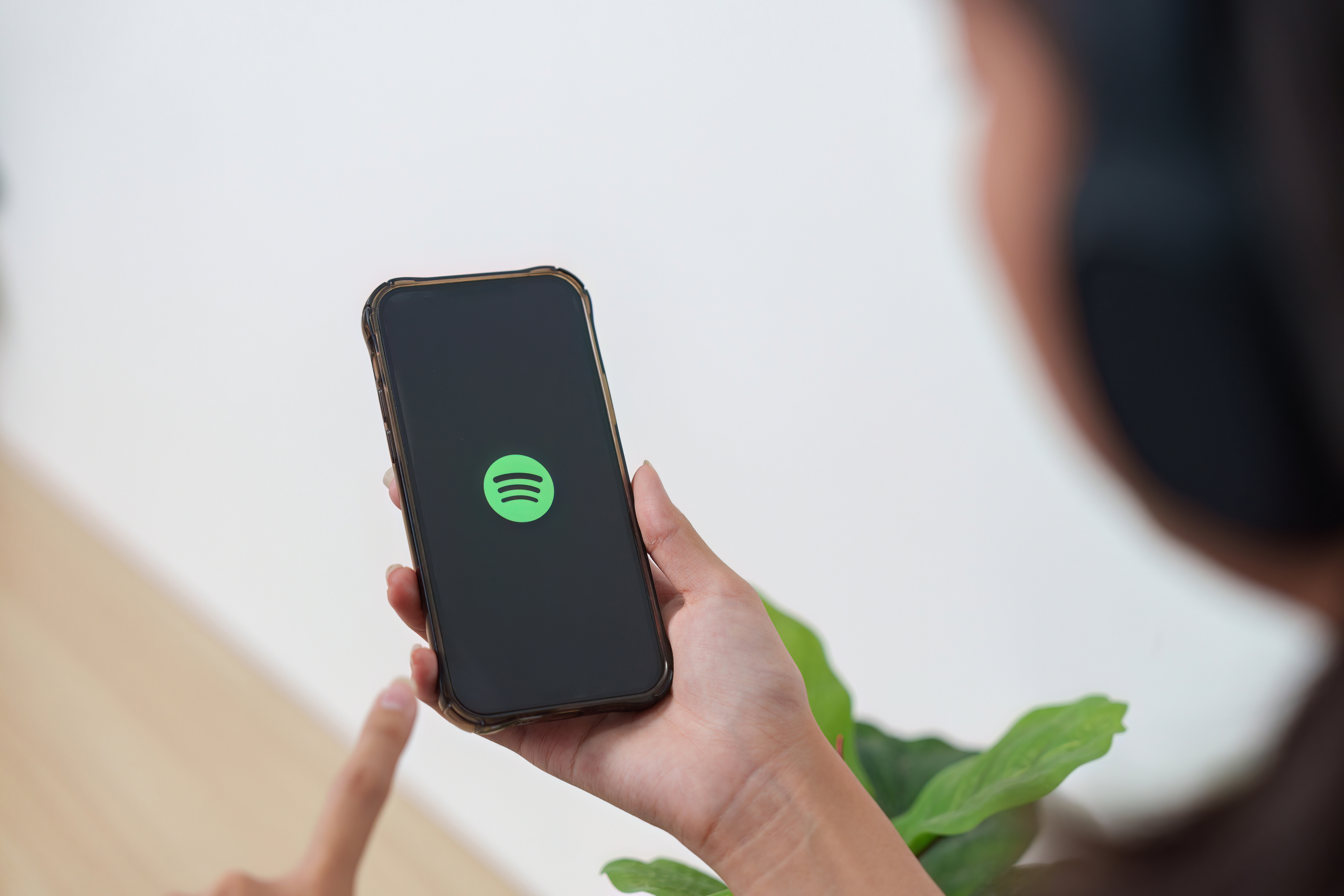 M&uacute;sica en Spotify y Apple Music hecha por IA: que no te enga&ntilde;en
