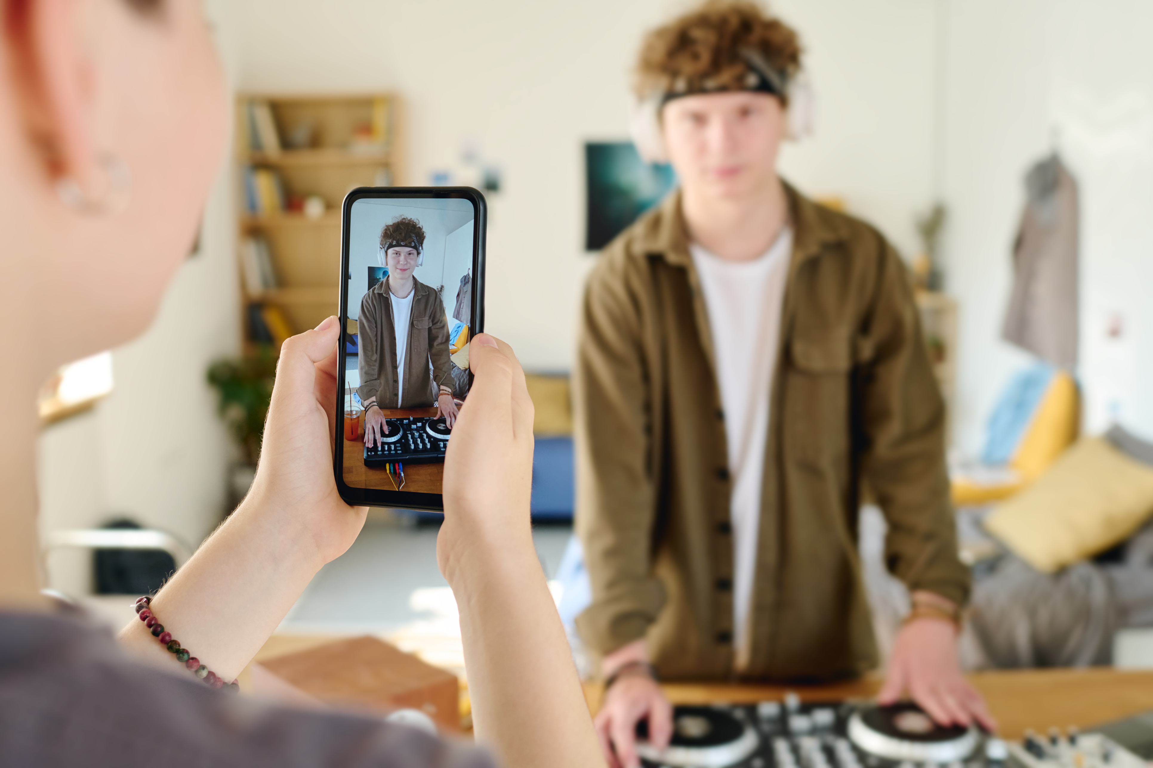 Qué opciones hay para doblar voces en móviles con IA