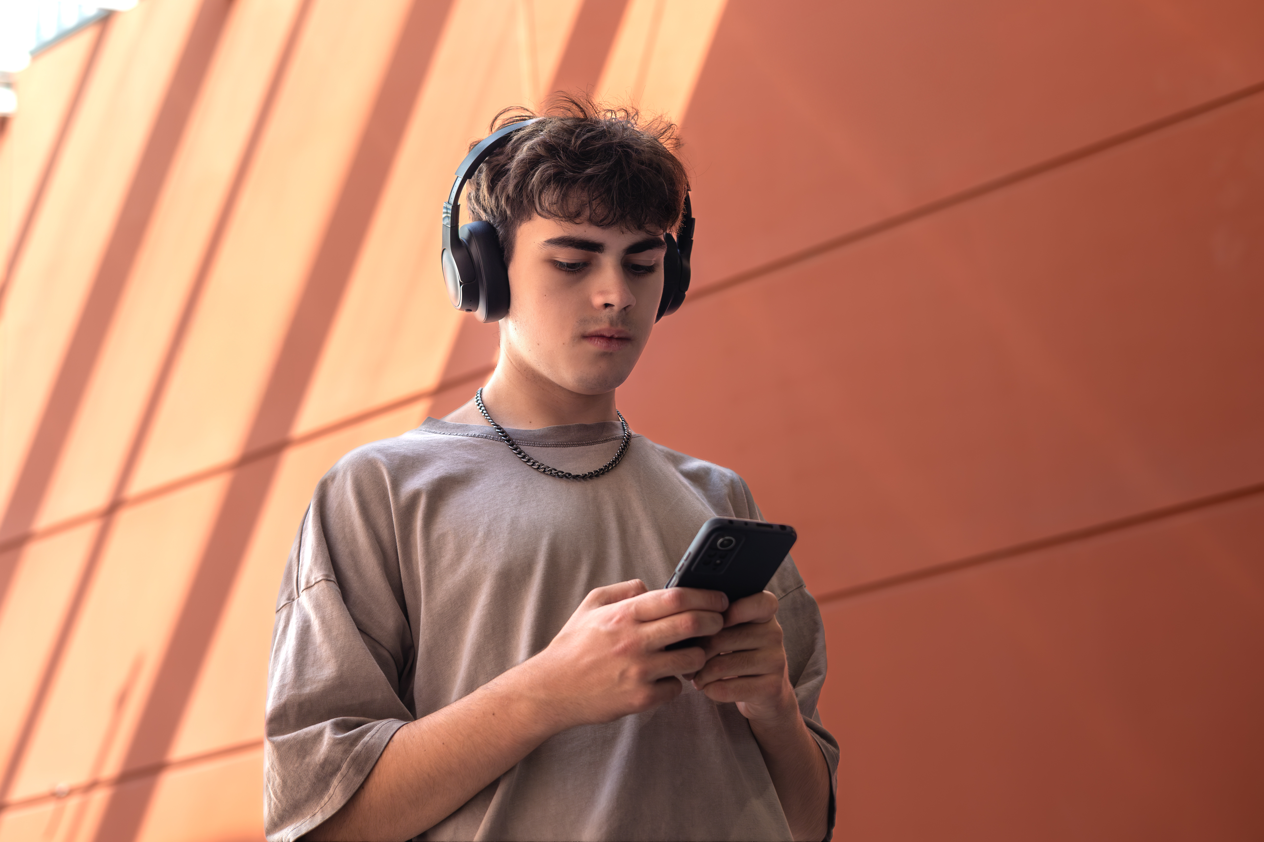 M&uacute;sica en Spotify y Apple Music hecha por IA: que no te enga&ntilde;en