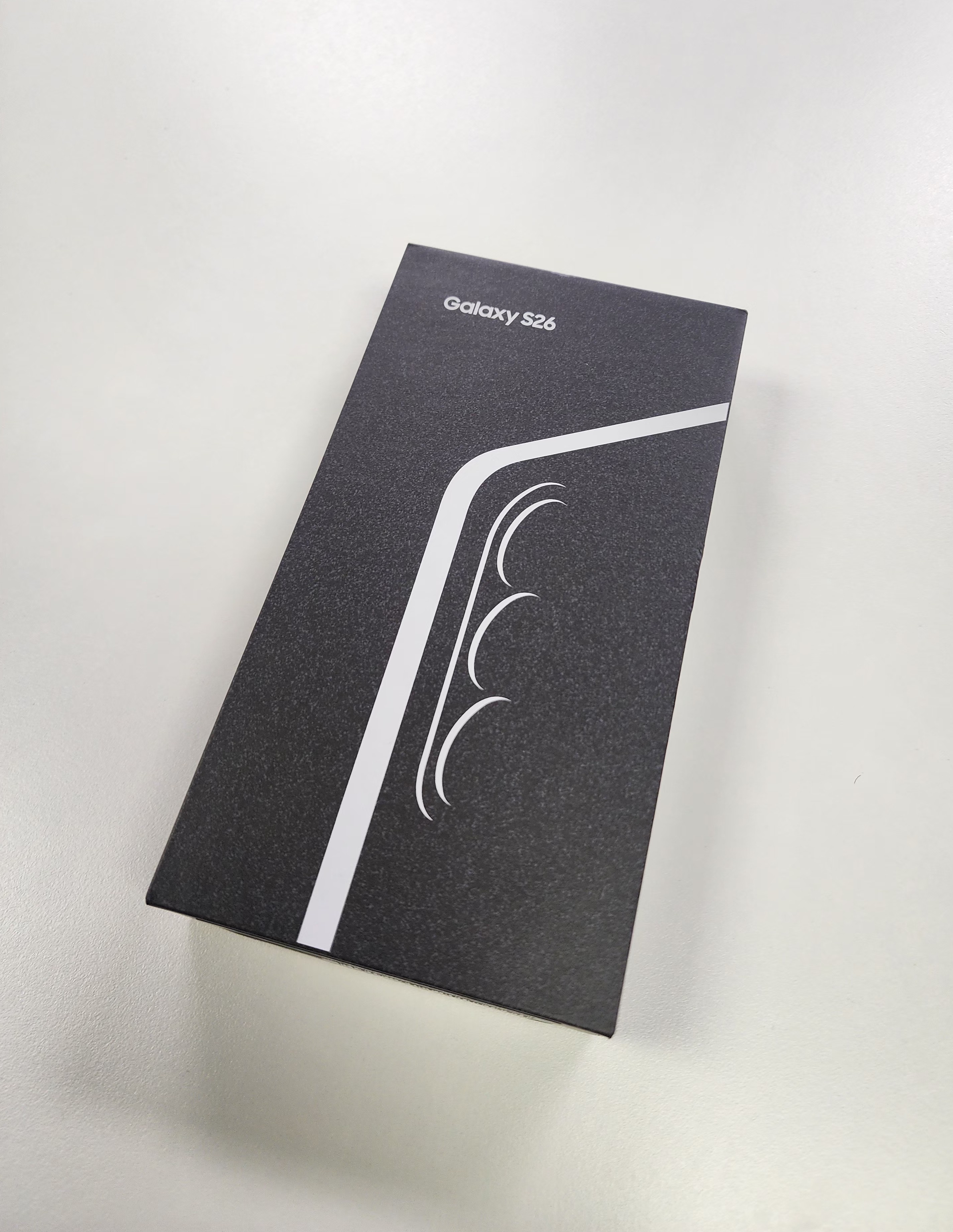 El S26 ofrece 4300 mAh para uso diario s&oacute;lido. El S26+ sube a 4900 mAh, ideal para usuarios intensivos, mientras el Ultra alcanza 5000 mAh con mayor duraci&oacute;n.  Tambi&eacute;n mejora la carga r&aacute;pida. 25W en S26, 45W en Plus y 60W en Ultra, adem&aacute;s de carga inal&aacute;mbrica Qi2 y carga inversa para accesorios.  Menos tiempo enchufado, m&aacute;s tiempo usando el m&oacute;vil. Experiencia sin ansiedad por bater&iacute;a, justo lo que todos queremos.  &iquest;Con cu&aacute;l de estas bestias te vas a quedar? La serie Galaxy S26 demuestra que los flagship siguen evolucionando fuerte. S26 apuesta por equilibrio, S26+ por m&aacute;s pantalla y bater&iacute;a, y S26 Ultra directamente activa el modo bestia.