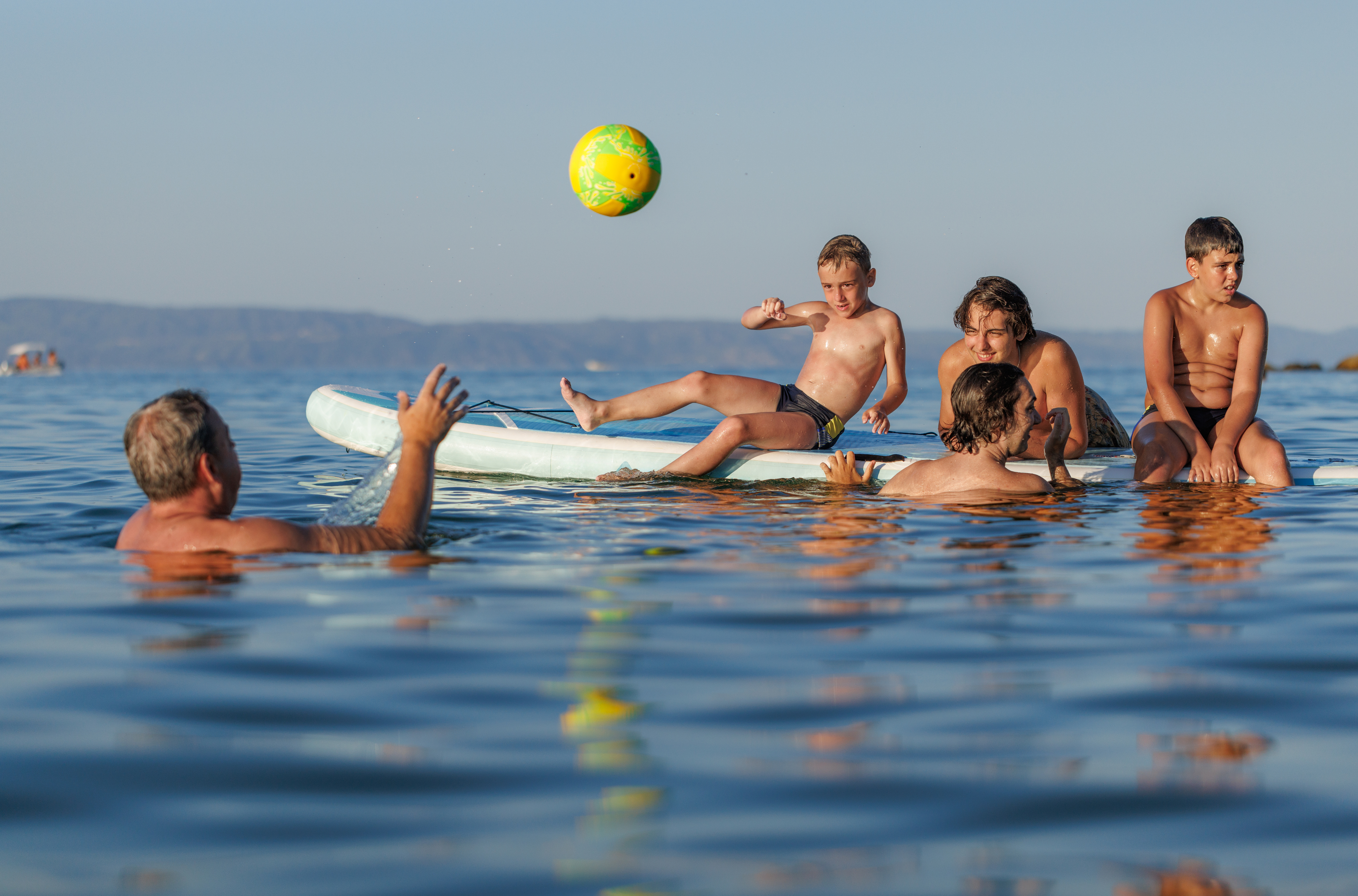 Juegos para la piscina: ideas para disfrutar del verano en el agua