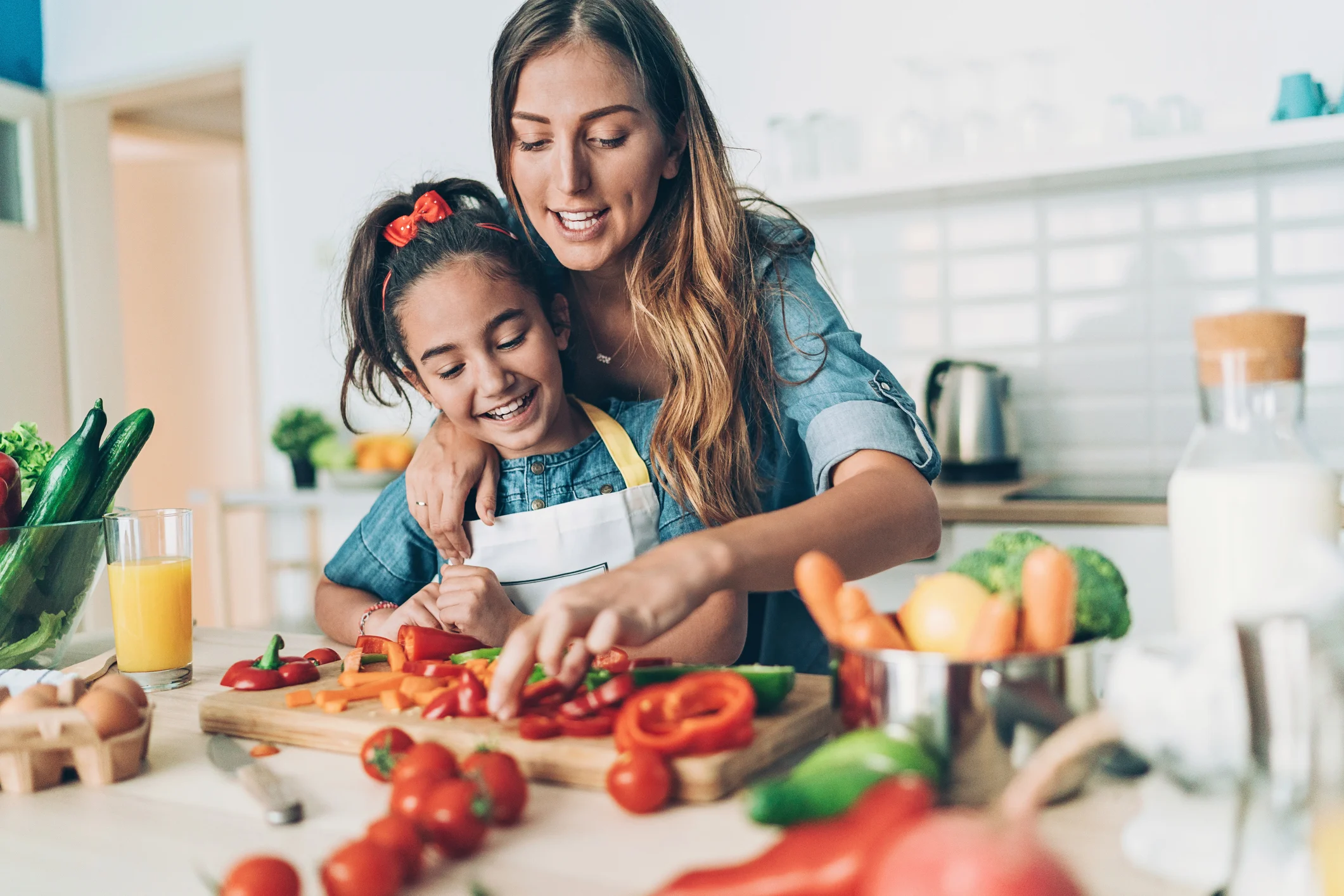 Mujer e hija cocinando como en el juego Cooking Mama