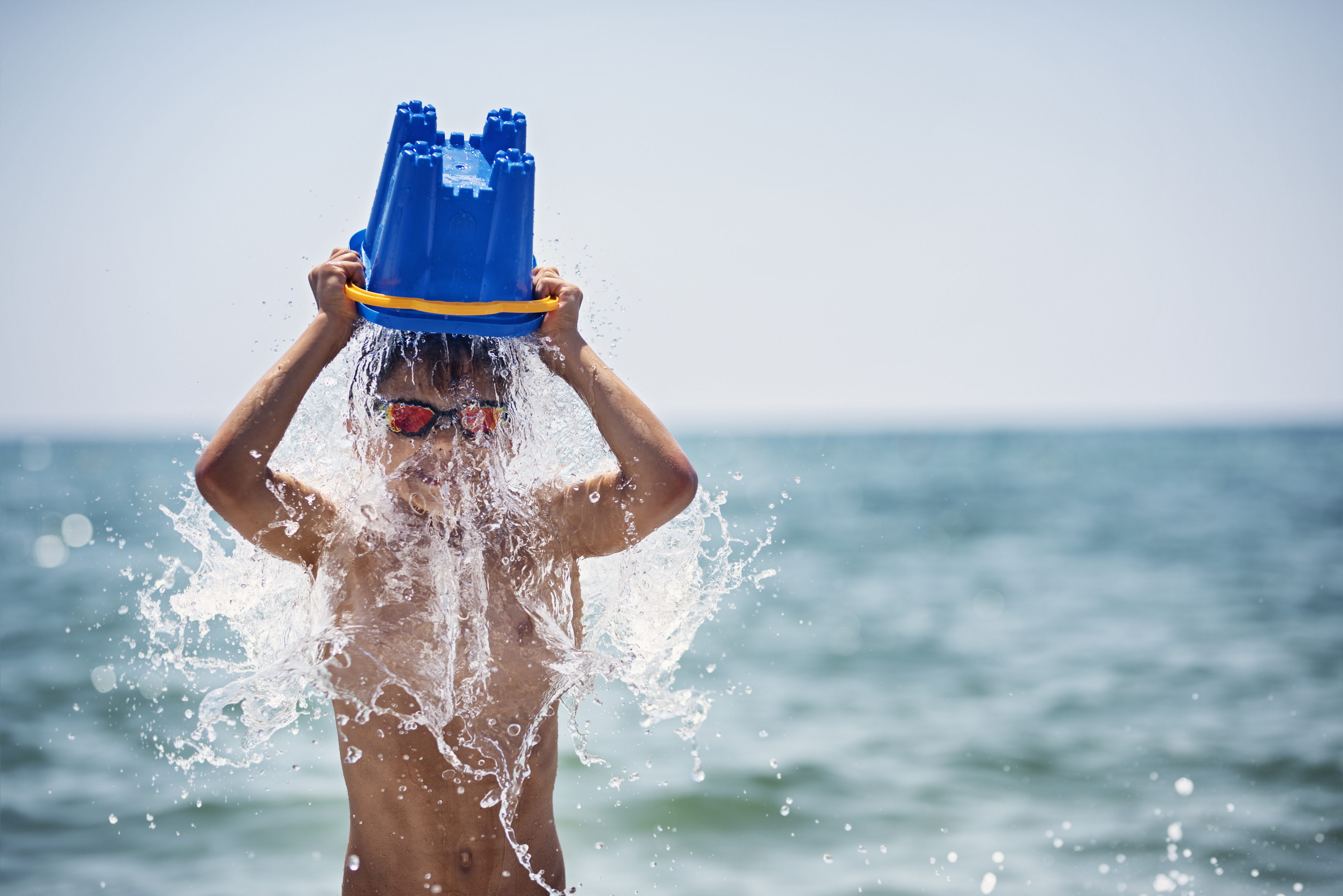 Juegos para la piscina: ideas para divertirse este verano