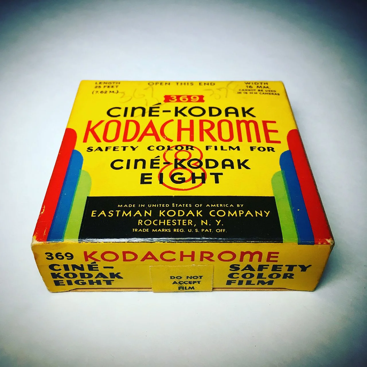 Ciné-Kodak_Kodachrome_8mm_movie_film_expired_May1946