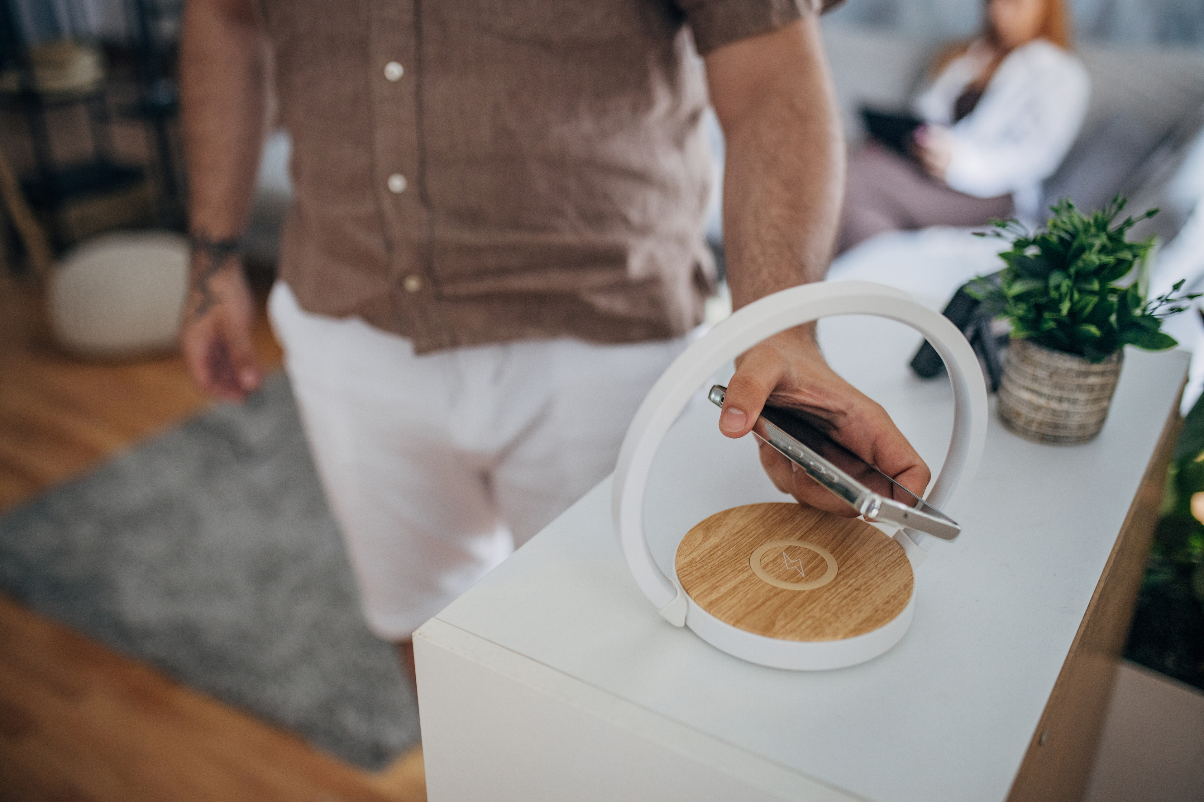 &iquest;La carga inal&aacute;mbrica da&ntilde;a la bater&iacute;a de tus dispositivos? Mito o verdad