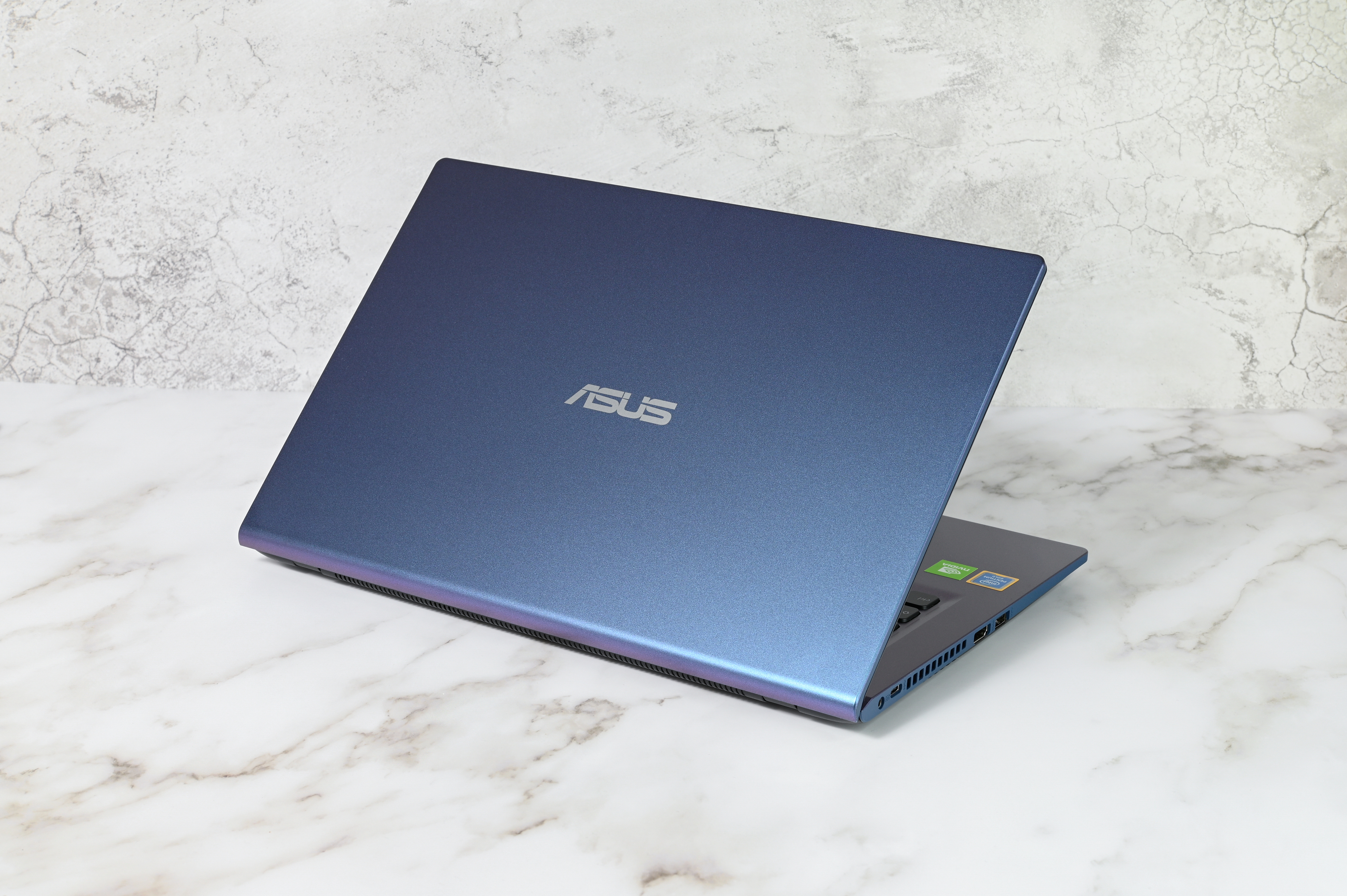Asus se despide de sus smartphones para centrarse en IA y PCs