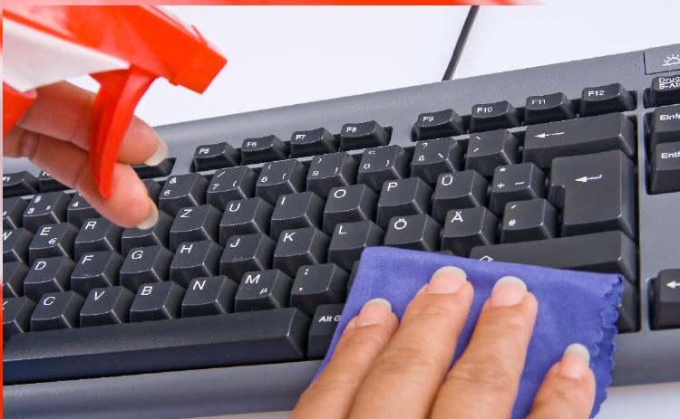 Limpiar teclado con paño