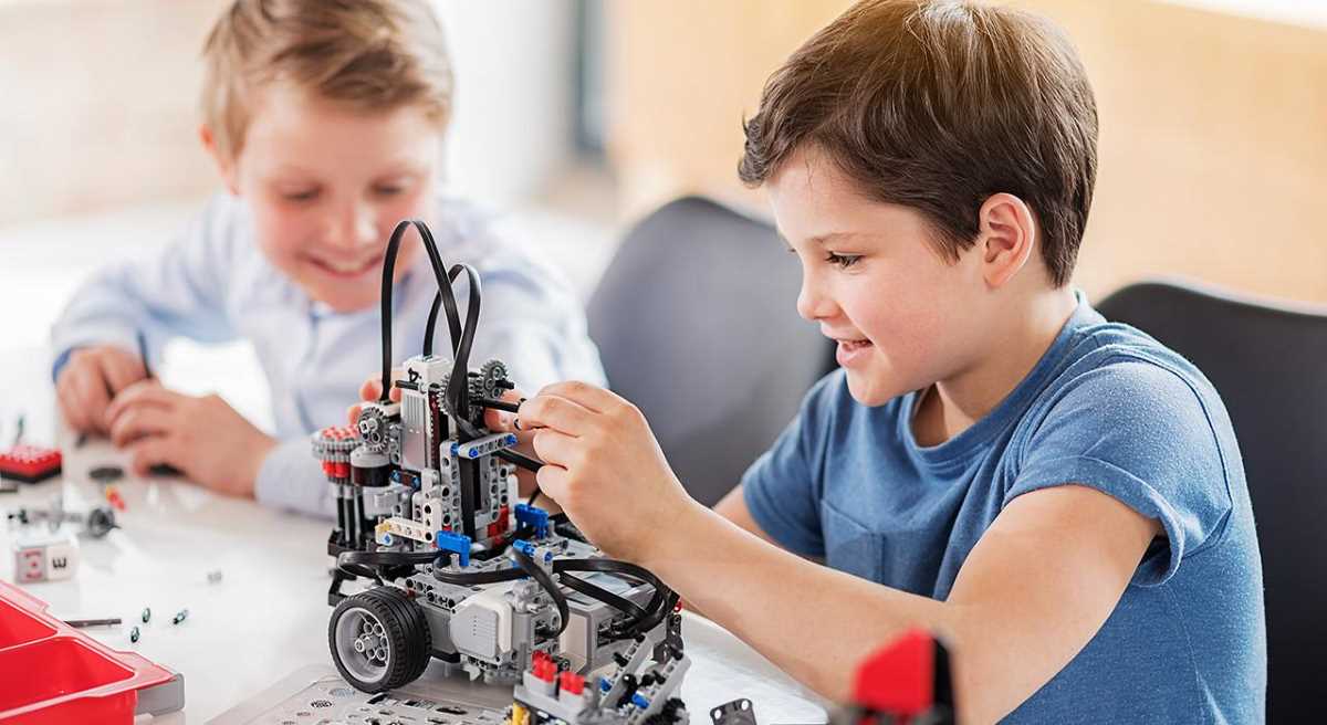 niños construyendo un robot