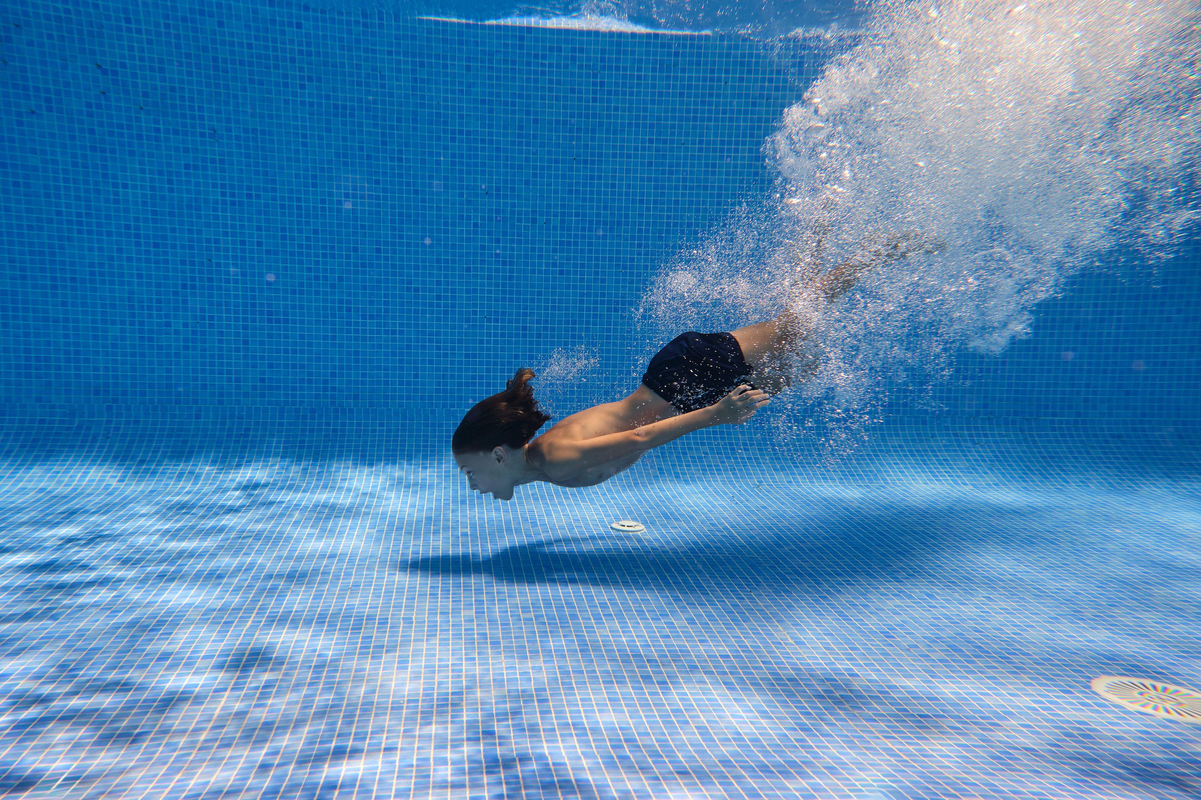 Juegos para la piscina: ideas para divertirse este verano