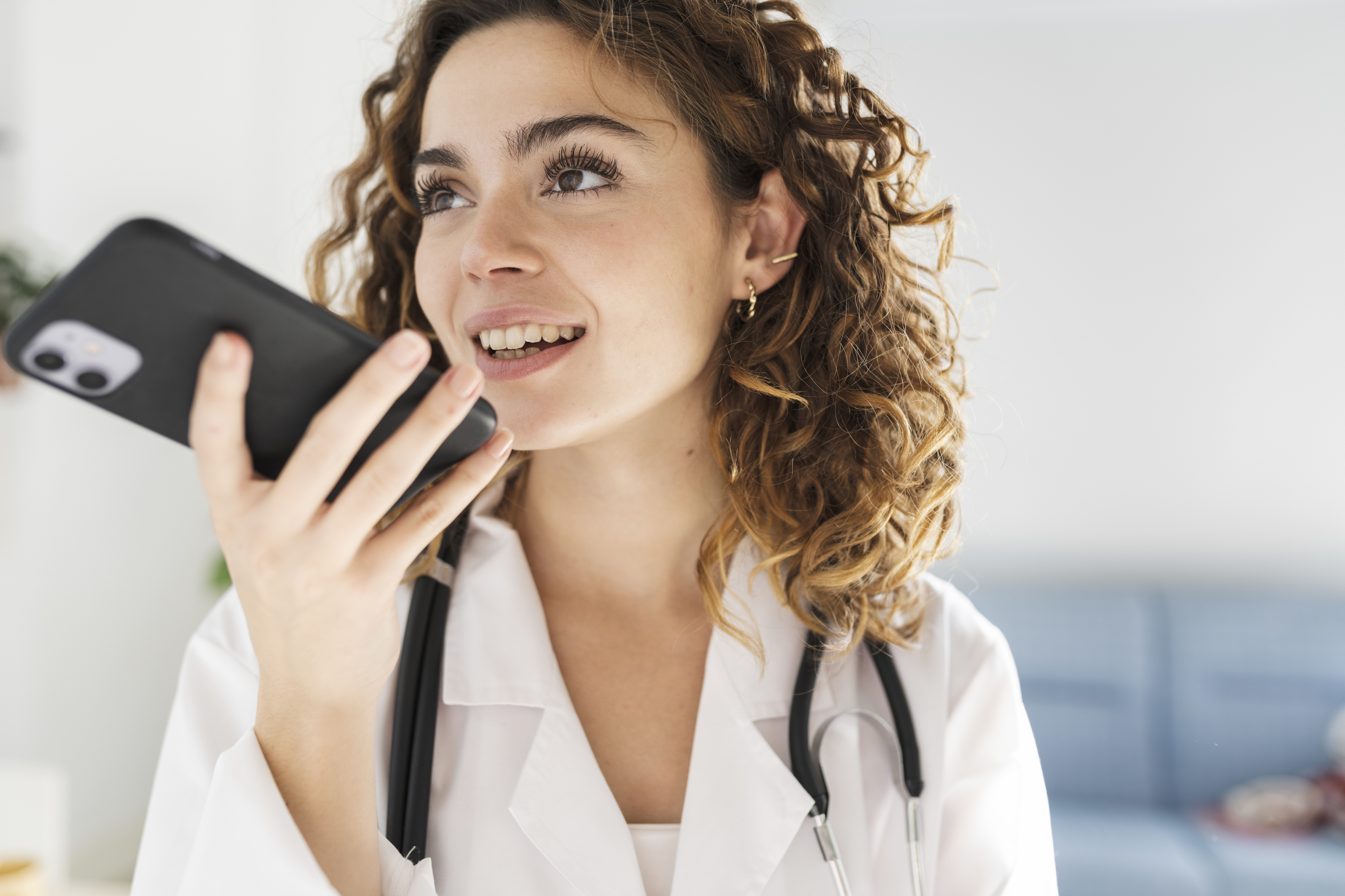 Qué opciones hay para doblar voces en móviles con IA