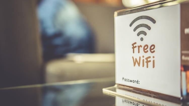 Cómo evitar que te hackeen y roben datos a través del WiFi