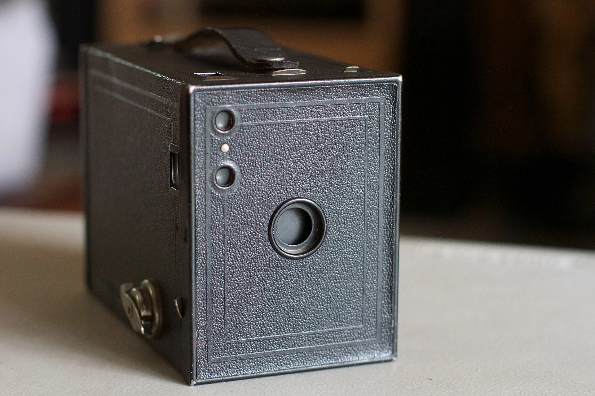 1920px-2014-365-233_The_Basic_Brownie_Camera_(14809795240)