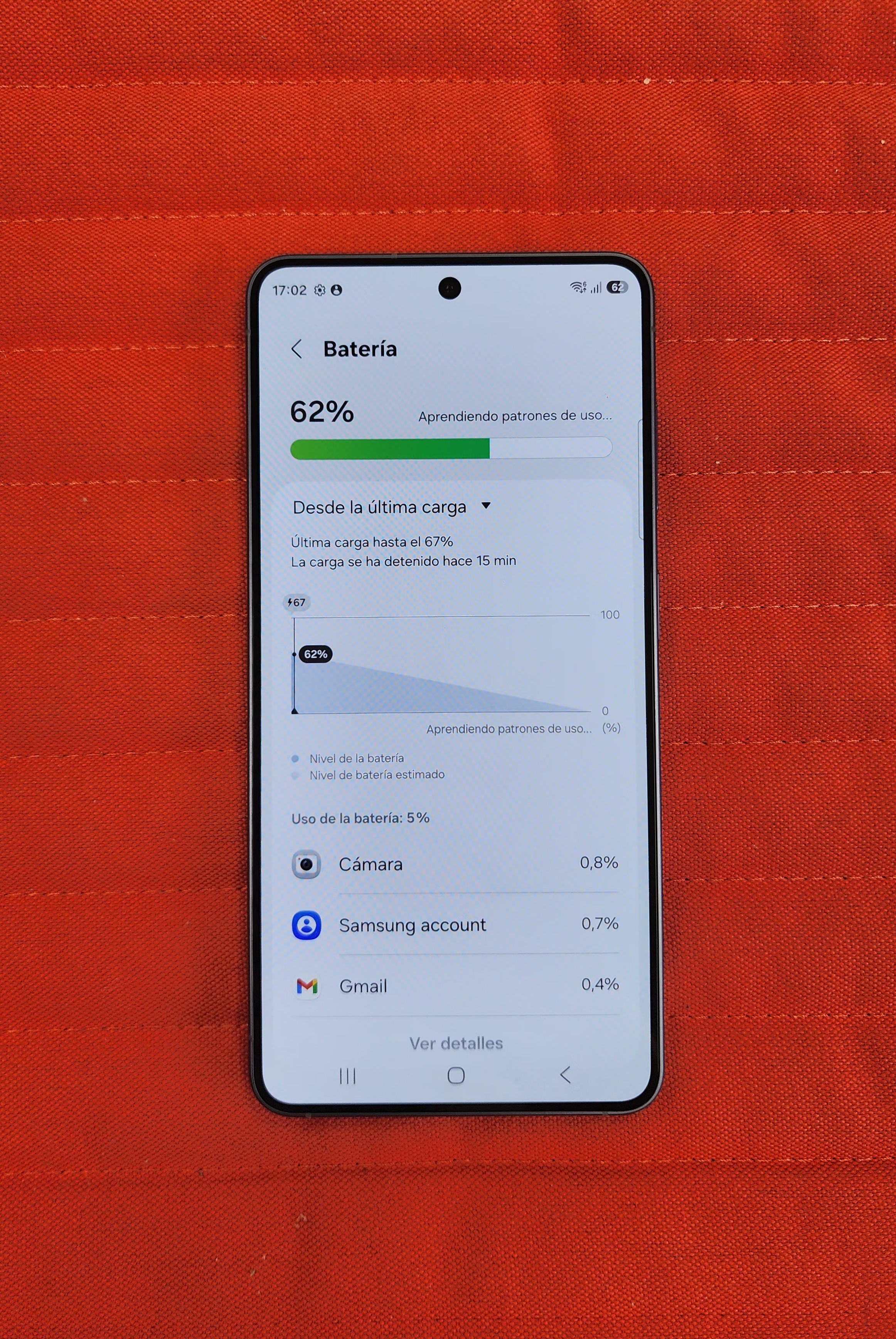 El S26 ofrece 4300 mAh para uso diario s&oacute;lido. El S26+ sube a 4900 mAh, ideal para usuarios intensivos, mientras el Ultra alcanza 5000 mAh con mayor duraci&oacute;n.  Tambi&eacute;n mejora la carga r&aacute;pida. 25W en S26, 45W en Plus y 60W en Ultra, adem&aacute;s de carga inal&aacute;mbrica Qi2 y carga inversa para accesorios.  Menos tiempo enchufado, m&aacute;s tiempo usando el m&oacute;vil. Experiencia sin ansiedad por bater&iacute;a, justo lo que todos queremos.  &iquest;Con cu&aacute;l de estas bestias te vas a quedar? La serie Galaxy S26 demuestra que los flagship siguen evolucionando fuerte. S26 apuesta por equilibrio, S26+ por m&aacute;s pantalla y bater&iacute;a, y S26 Ultra directamente activa el modo bestia.